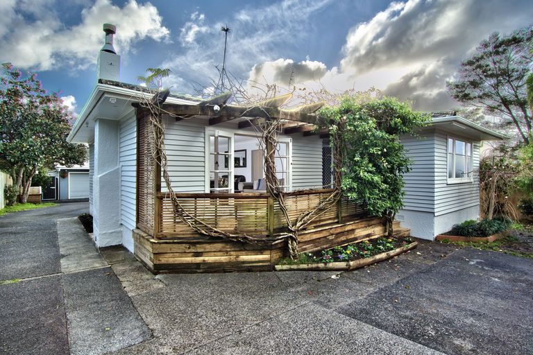 Photo of property in 13 Konini Road, Titirangi, Auckland, 0604