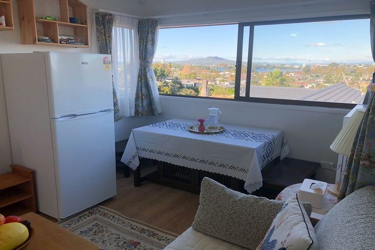 Photo of property in 2/6 Currey Crescent, Milford, Auckland, 0620