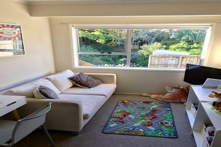 Photo of property in 2/9 Scarlock Avenue, Browns Bay, Auckland, 0630