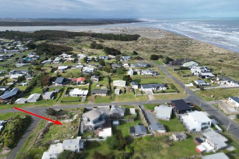 Photo of property in 2 Nelson Street, Foxton Beach, Foxton, 4815