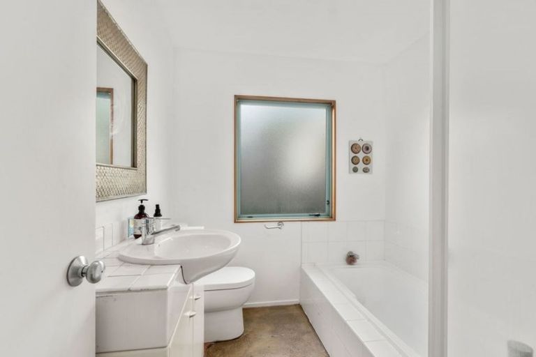 Photo of property in 1/2 Milton Road, Northcote Point, Auckland, 0627