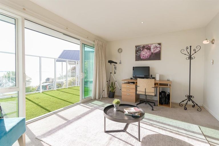 Photo of property in 19 The Brae, Mount Pleasant, Christchurch, 8081