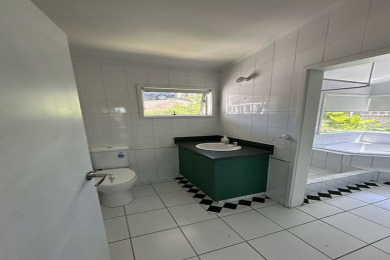 Photo of property in 635 Glenfield Road, Totara Vale, Auckland, 0629