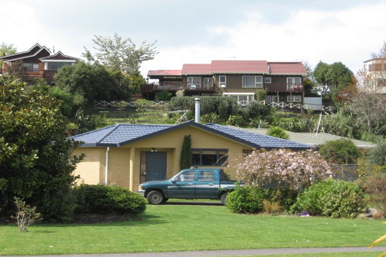 Photo of property in 15 Capricorn Place, Kawaha Point, Rotorua, 3010