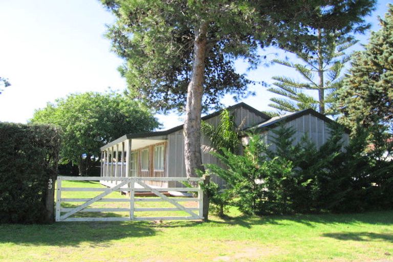 Photo of property in 39 Hardy Place, Cooks Beach, Whitianga, 3591