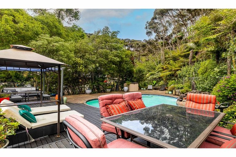Photo of property in 42 Opanuku Road, Henderson Valley, Auckland, 0612