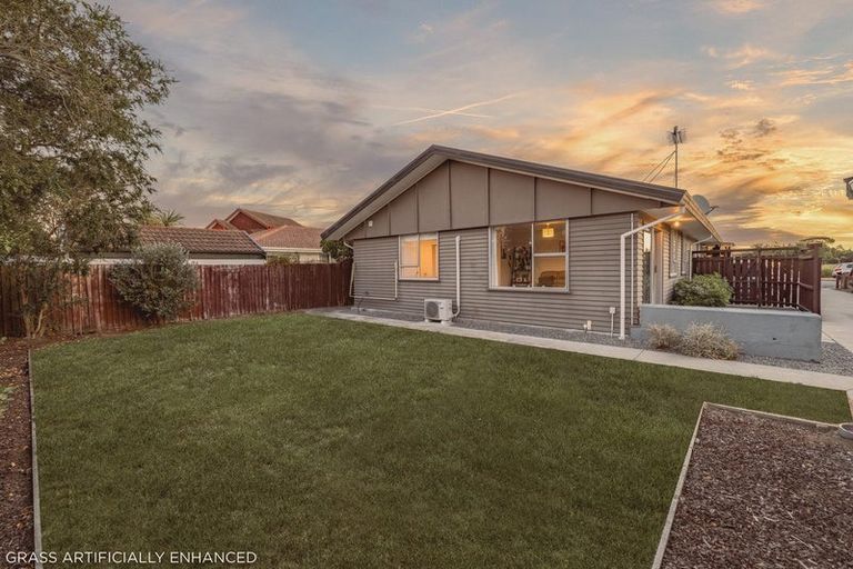 Photo of property in 2/90 Queenspark Drive, Parklands, Christchurch, 8083
