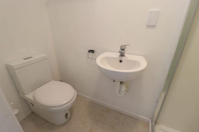 Photo of property in 4 Teviot Place, Totara Vale, Auckland, 0629