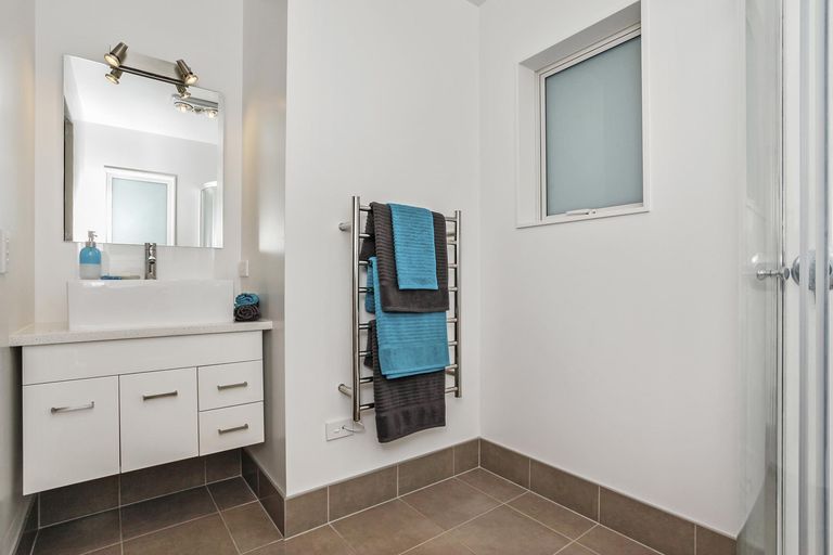 Photo of property in 31a Cliff View Drive, Green Bay, Auckland, 0604