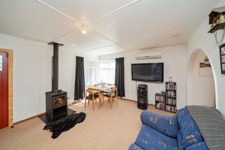 Photo of property in 17 Douglas Street, Hawera, 4610