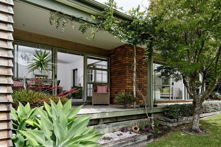 Photo of property in 13 La Roche Place, Northcote, Auckland, 0627