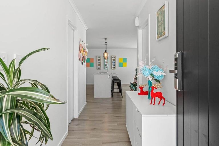 Photo of property in 21 Dumas Place, Rosehill, Papakura, 2113