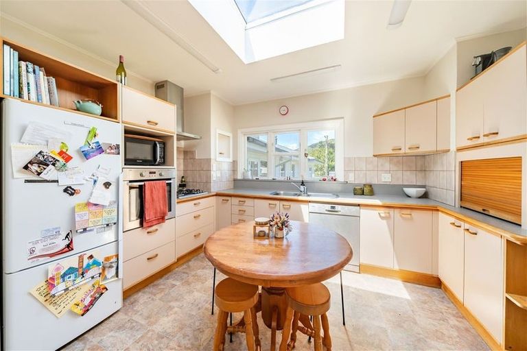 Photo of property in 67 Whites Line East, Waiwhetu, Lower Hutt, 5010