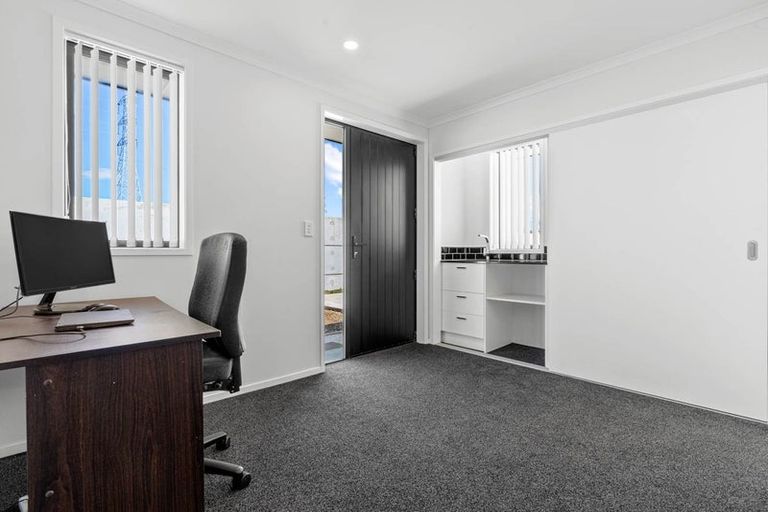 Photo of property in 21 Dumas Place, Rosehill, Papakura, 2113