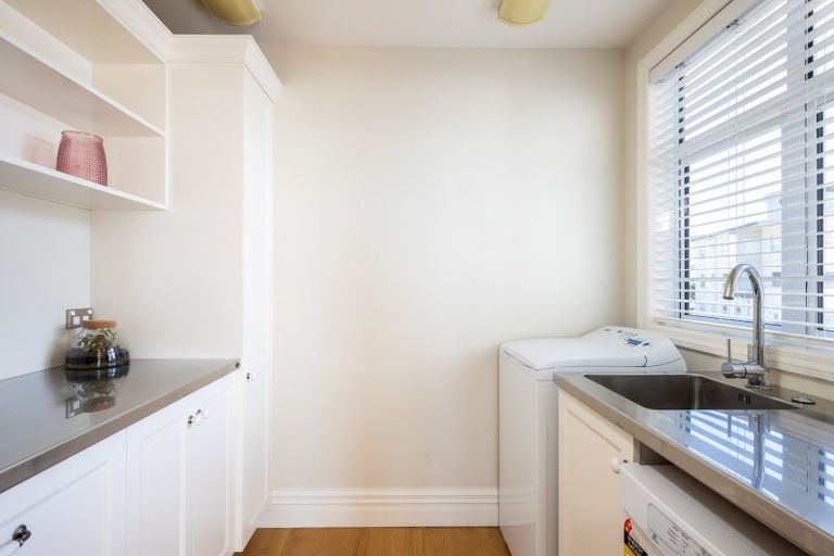 Photo of property in 10 Woolcombe Terrace, New Plymouth, 4310