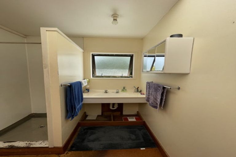 Photo of property in 32 Te Atatu Road, Te Atatu South, Auckland, 0610