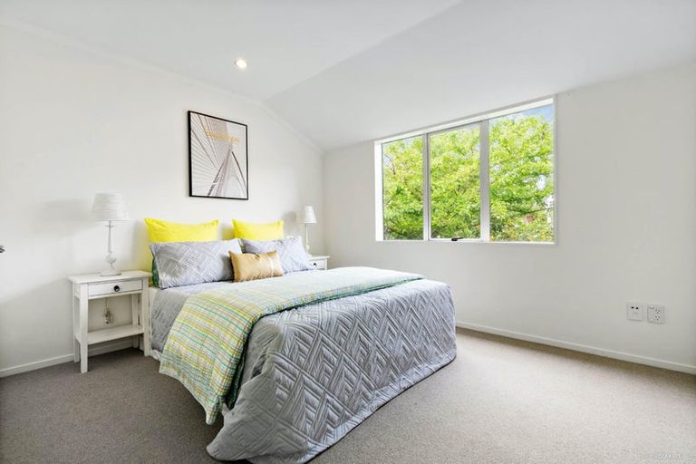 Photo of property in 11a Gerwyn Place, Pakuranga Heights, Auckland, 2010