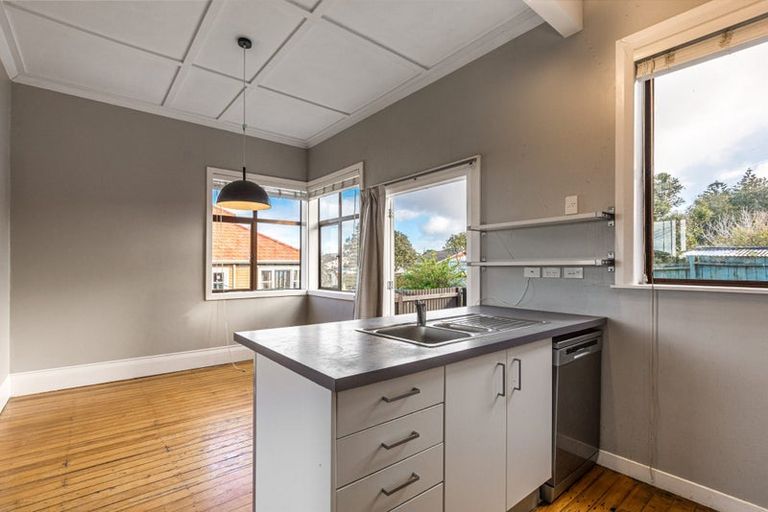 Photo of property in 19 Old Lake Road, Narrow Neck, Auckland, 0624