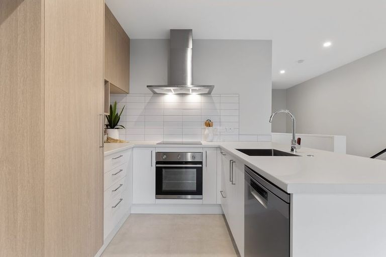 Photo of property in 2 Tara Lane, Manurewa, 2102