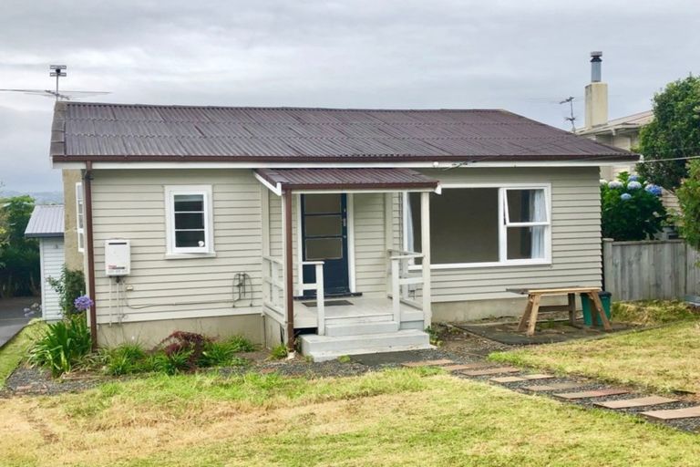 Photo of property in 1/236 East Coast Road, Forrest Hill, Auckland, 0620