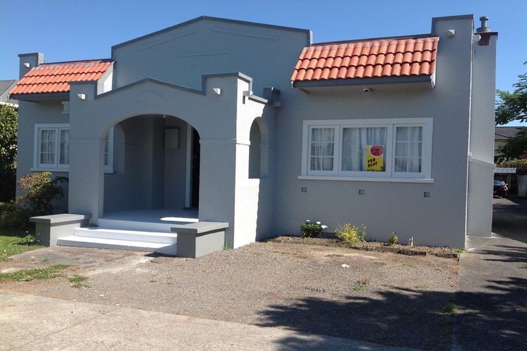 Photo of property in 437 Featherston Street, Palmerston North, 4414