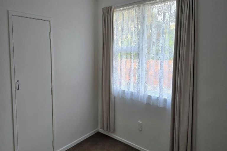 Photo of property in 39 Kirrie Avenue, Te Atatu South, Auckland, 0610