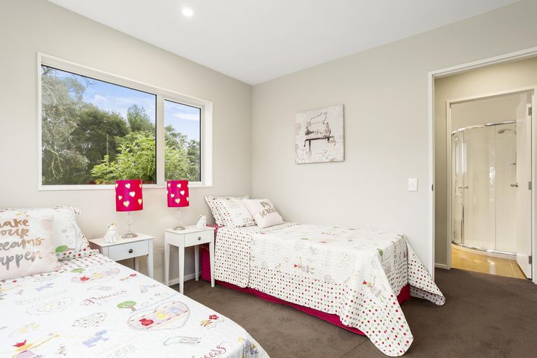 Photo of property in 31a Cliff View Drive, Green Bay, Auckland, 0604