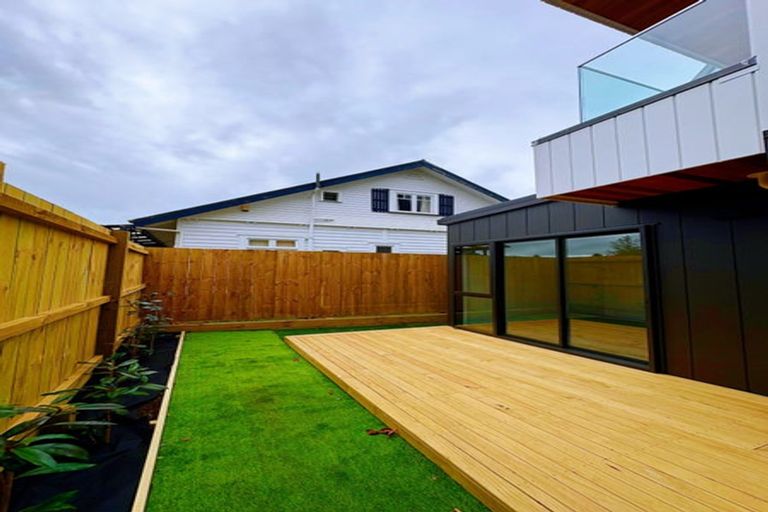 Photo of property in 14b Elcoat Avenue, Te Atatu South, Auckland, 0610