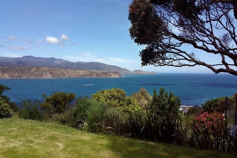 Photo of property in 5 Bowes Crescent, Strathmore Park, Wellington, 6022