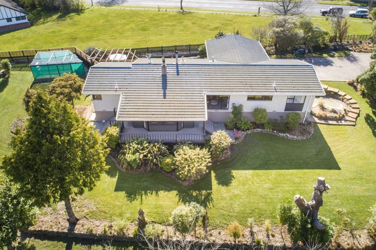 Photo of property in 61 Turitea Road, Fitzherbert, Palmerston North, 4472
