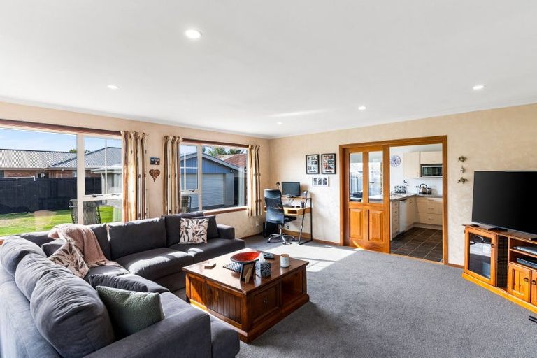 Photo of property in 53 Farquhars Road, Redwood, Christchurch, 8051