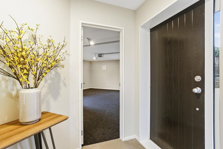 Photo of property in 31a Cliff View Drive, Green Bay, Auckland, 0604