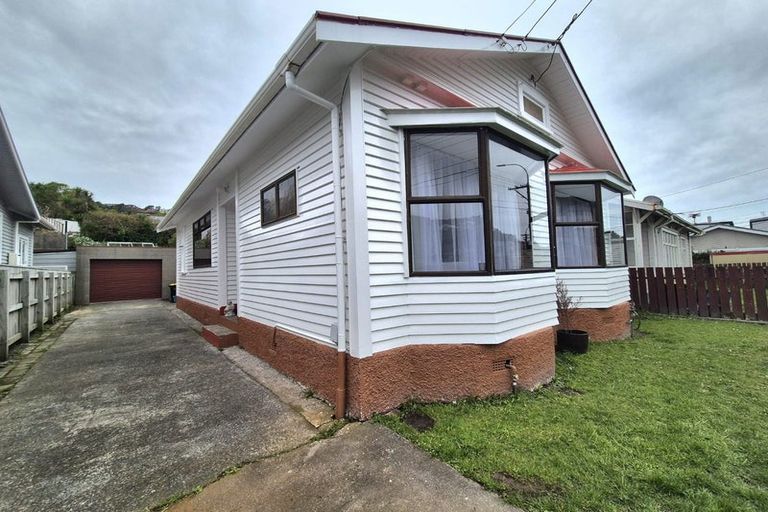 Photo of property in 101 The Parade, Island Bay, Wellington, 6023
