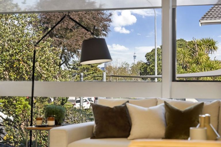 Photo of property in 98 Hillcrest Avenue, Hillcrest, Auckland, 0627