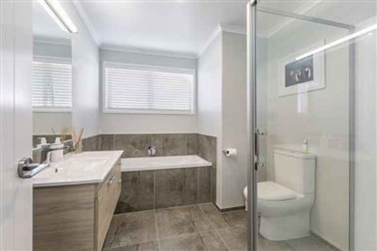 Photo of property in 16 Trevally Place, Snells Beach, 0920