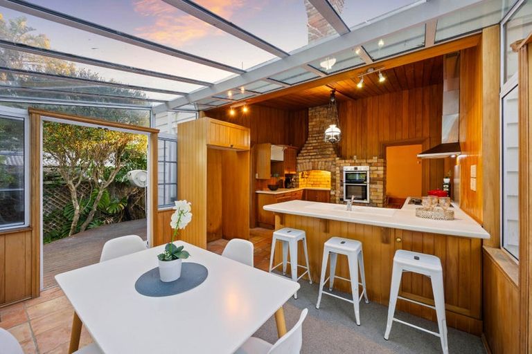 Photo of property in 5 Queen Street, Northcote Point, Auckland, 0627