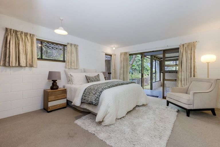 Photo of property in 1070 Scenic Drive North, Swanson, Auckland, 0816