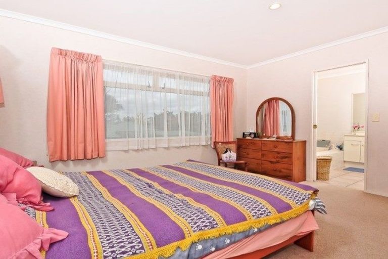 Photo of property in 8 Hollinger Place, Nawton, Hamilton, 3200