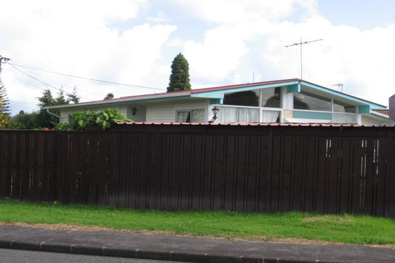 Photo of property in 2 Kaumatua Place, Te Atatu Peninsula, Auckland, 0610