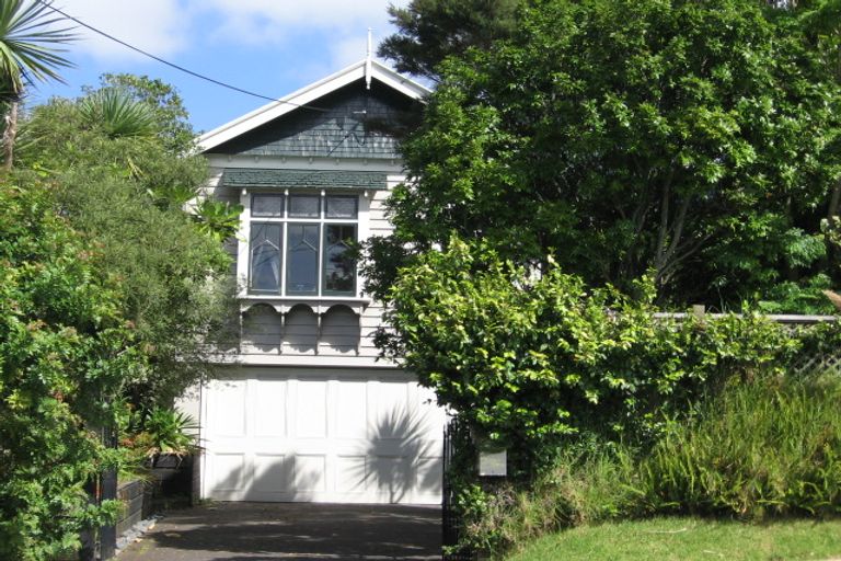 Photo of property in 31 Pupuke Road, Birkenhead, Auckland, 0627