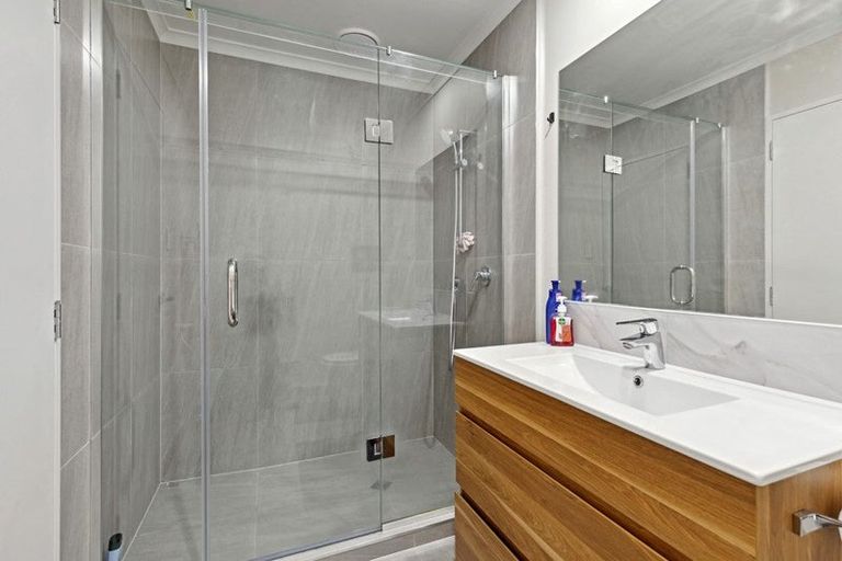 Photo of property in 10e Roberts Road, Te Atatu South, Auckland, 0610