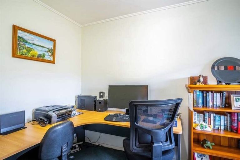 Photo of property in 33 Marsh Avenue, Forrest Hill, Auckland, 0620