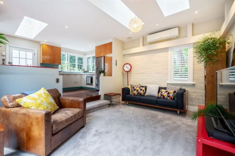 Photo of property in 55 Pupuke Road, Birkenhead, Auckland, 0627