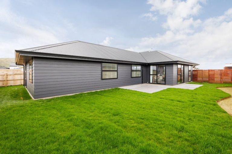 Photo of property in 70 Atlantic Drive, Fitzherbert, Palmerston North, 4410