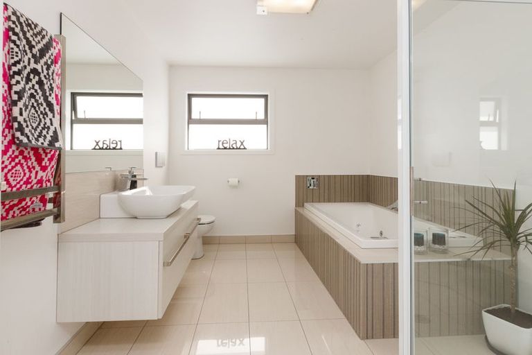 Photo of property in 18 Grand Oaks Drive, Awapuni, Palmerston North, 4412