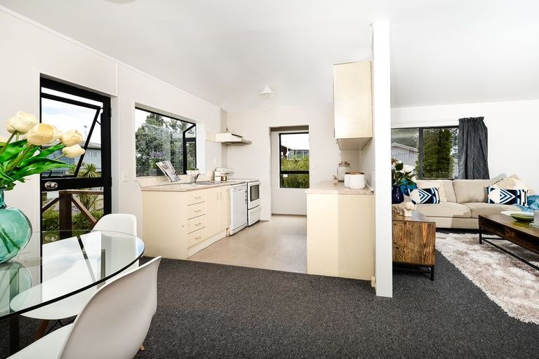 Photo of property in 2/14 Queen Mary Avenue, New Lynn, Auckland, 0600