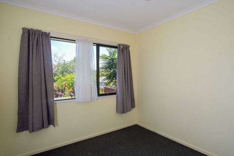 Photo of property in 17 Vina Place, Massey, Auckland, 0614