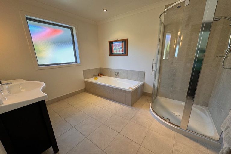 Photo of property in 6 Weka Place, Picton, 7220