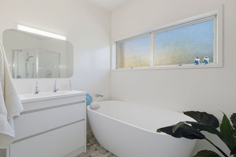 Photo of property in 5 Conifer Lane, Mangere Bridge, Auckland, 2022