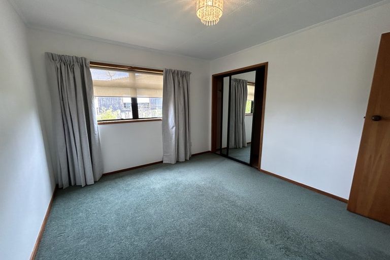 Photo of property in 14a Chablis Place, Henderson, Auckland, 0612